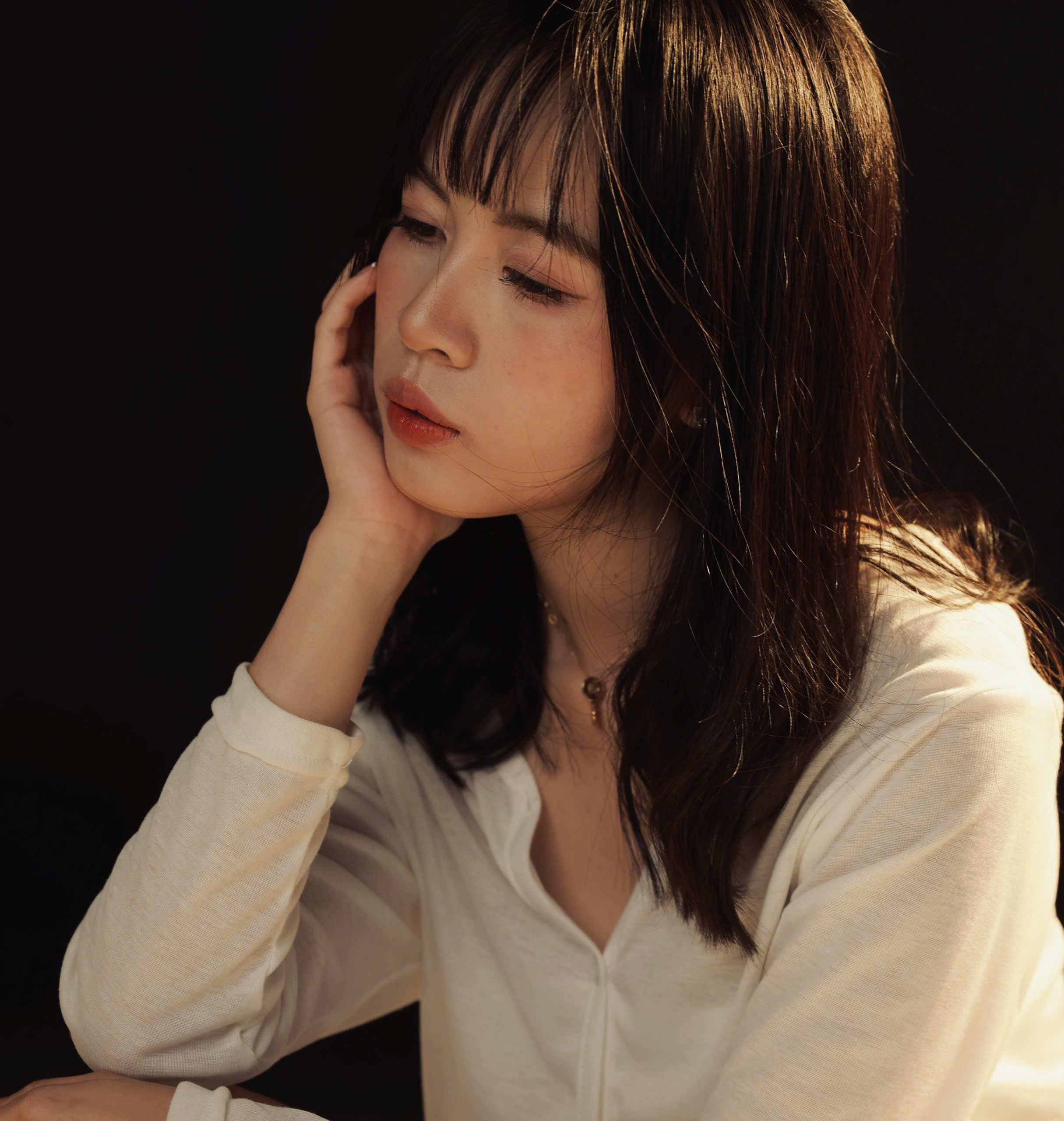 Chân dung gần của Chloe trong ánh sáng studio