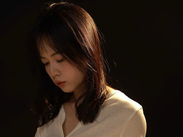 Chân dung Chloe trong vùng sáng studio ấm