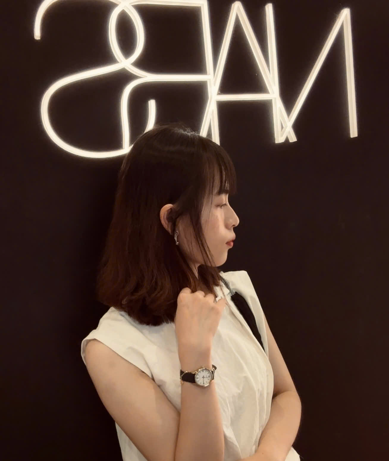 Chloe trong khoảnh khắc tĩnh lặng trước ánh đèn neon